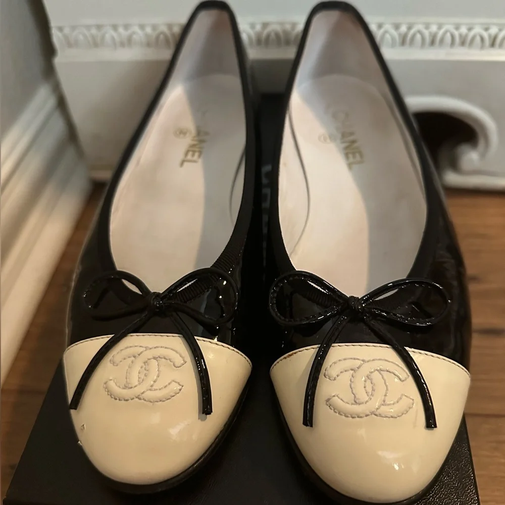 Chanel Vintage Black and White Patent Ballet Flats Size 39.5 / 8.5 - Picture 2 of 14